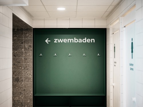 Iwaarden, iwaardensigning, wayfinding, bewegwijzering, zwembadbewegwijzering, merwestein,  nieuwegein, zwembaddesign, slangenkoenis, architect, sportcomplex