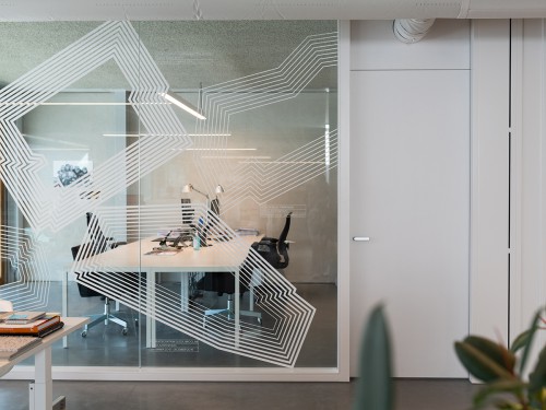 Iwaarden, Iwaardeninterior, glasdecoratie, windowgraphics, bewegwijzering, muurschildering, kantoorsigning, signing, wayfinding, officedesign, werkomgeving, architectenbureau, lijnen op ramen