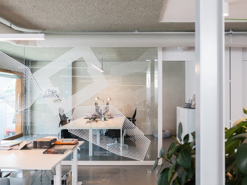 Iwaarden, Iwaardeninterior, glasdecoratie, windowgraphics, bewegwijzering, muurschildering, kantoorsigning, signing, wayfinding, officedesign, werkomgeving, architectenbureau, lijnen op ramen