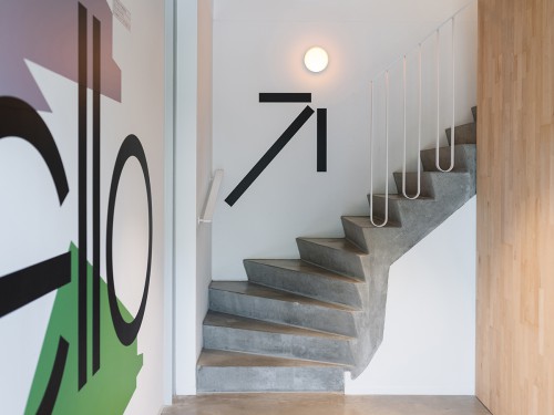 Iwaarden, Iwaardeninterior, glasdecoratie, windowgraphics, bewegwijzering, muurschildering, kantoorsigning, signing, wayfinding, officedesign, werkomgeving, architectenbureau, lijnen op ramen