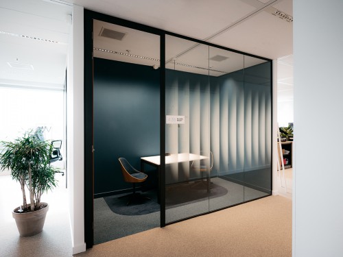 Iwaarden, Iwaarden Interior, Glasdecoratie, Windowgraphics, Glasfolie, Witprint op glas, Witte print op glas, Witte glasfolie, Folie met witte gradient, Glasfolie met print in wit, Transparante glasfo