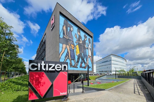 citizenM, Parijs, Hotel, Gevelstyling, Gevel, Folie, Glasfolie, Windowfilm, Signing,  GrootFormaatPrint, OneWayVision, Julian Opie,