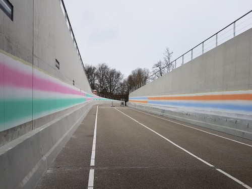 kunstwerk in tunnel. mural, Artwork van Roland Schimmel muurschildering Hoi Velsen kunst die je ziet als je met de bus rijdt. gemaakt door Iwaarden