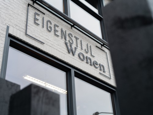 Gevelreclame en reclamezuil door Iwaarden voor Eigenstijl Wonen Barneveld