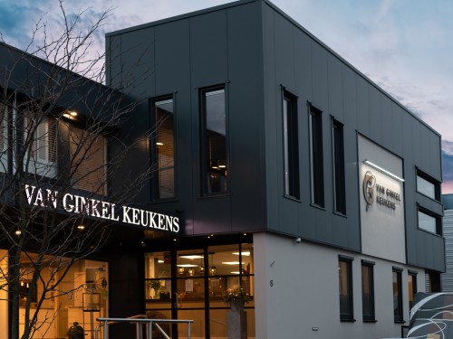 Gevelreclame, exterior signage in de vorm van raamstyling met groot formaat print op raam voor Van Ginkel Keukens, Barneveld