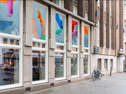 signing van de gevel, Exterior signage, gevelstyling CitizenM aan de Amstel in Amsterdam. Visuals op het pand door Iwaarden