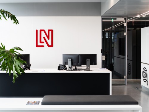 Gevelreclame, exterior signage, reclamezuilen, totem signs, bewegwijzering, wayfinding, glasdecoraties, window graphics, freeslogo’s, textielframes en visuals voor LAN Handling Technologies