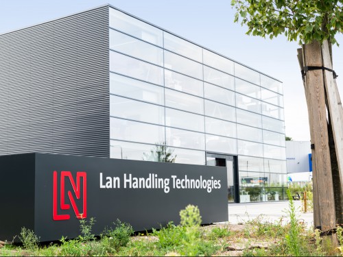 Gevelreclame, exterior signage, reclamezuilen, totem signs, bewegwijzering, wayfinding, glasdecoraties, window graphics, freeslogo’s, textielframes en visuals voor LAN Handling Technologies