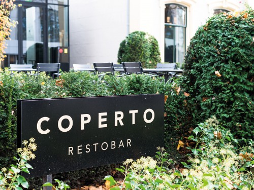 Coperto resto bar in Hotel pillows Zwolle, totem sign, bewegwijzering, wayfinding op een reclamezuil, gemaakt door Iwaarden