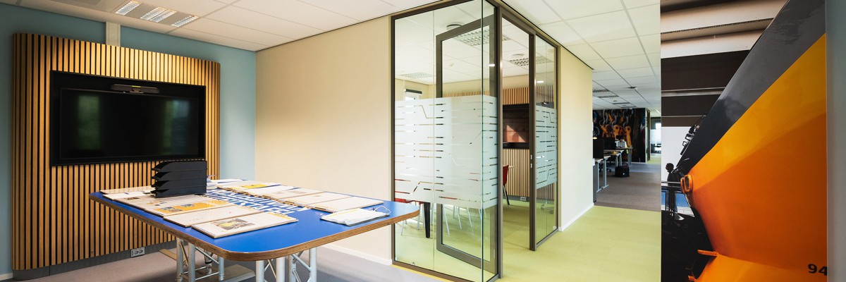 Visuals, glasdecoratie en signing in NS dienstgebouw